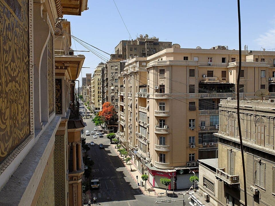 مبانٍ قديمة على أحد شوارع وسط القاهرة