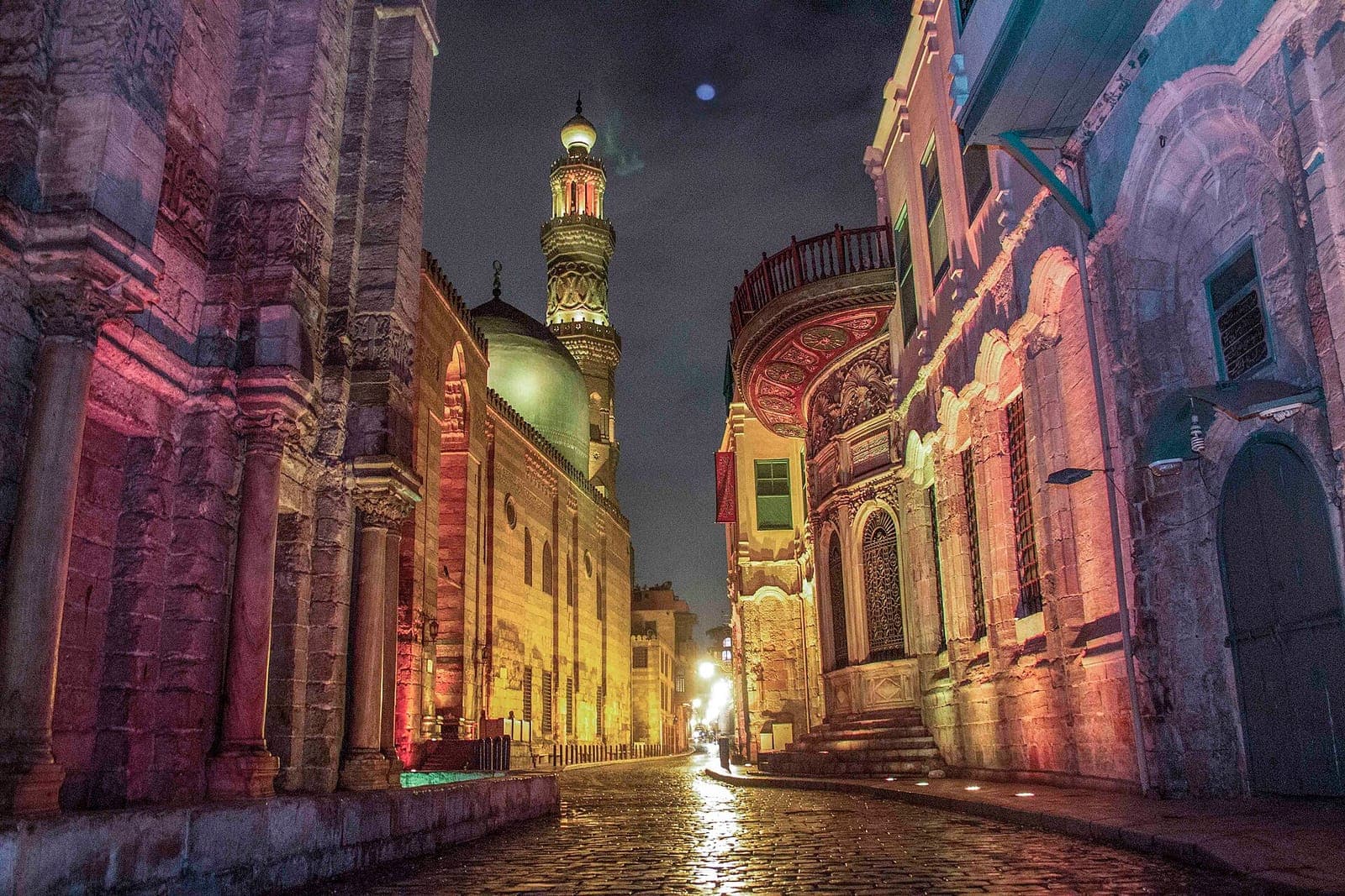 شارع المعز مضاءً ليلًا بعد المطر