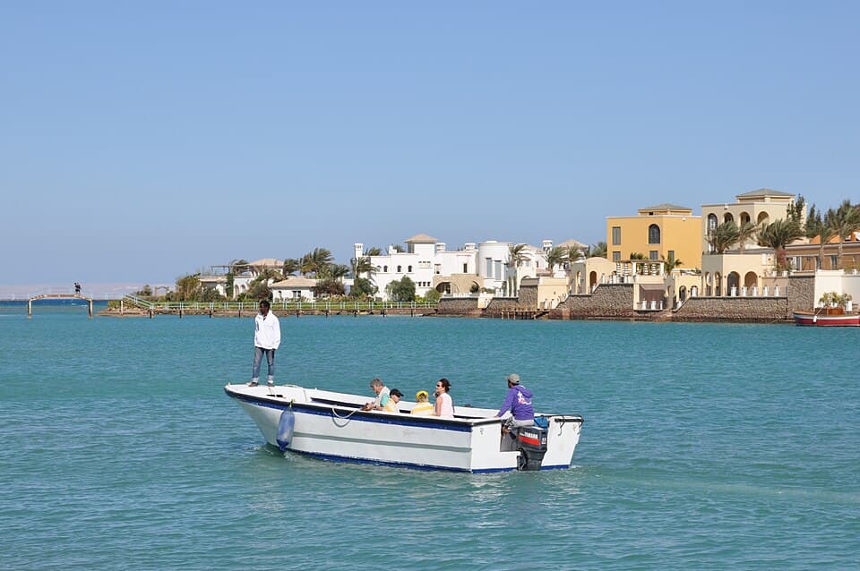 فيلات على بحيرة في الجونة